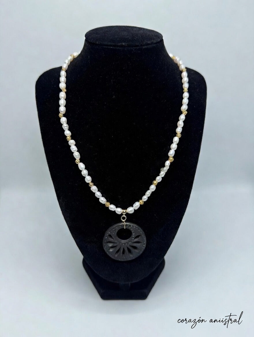 Collar Medallón Eclipse de Nácar y Ébano